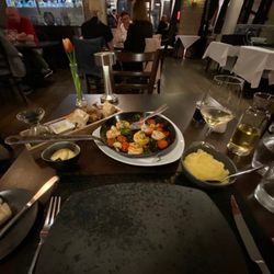Kreutzers Restaurant - Bread, aiolo sauce, shrimp scampi, mashed potatoes - Kreutzers Restaurant