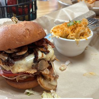 Del's Hideout - Coaster burger with macaroni and cheese - Barbeque Near Me - San Diego, California Del's Hideout - Coaster burger with macaroni and cheese - Barbeque Near Me - San Diego, California