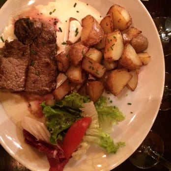 Cèpe et Figue - Beef served with a Roquefort cheese sauce, potatoes, and side salad - French Near Me - Paris, 75