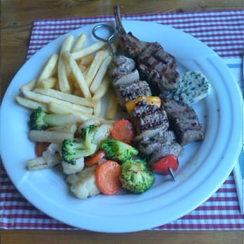 Petros - Lamm Trio, Filet, Kotelett, Spieß, frisches Gemüse, hausgemachte Kräuterbutter und Pommes statt Reis - Greek Near Me - Hanover, NI