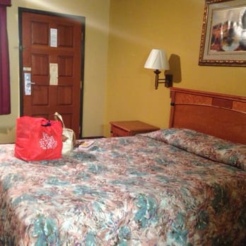 Chariot Inn Motel - Single queen bedded room. Decent, comfortable, clean, safe neighborhood. - Hotels Near Me - Glendale, California