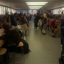 Apple Store - Crazy busy!!