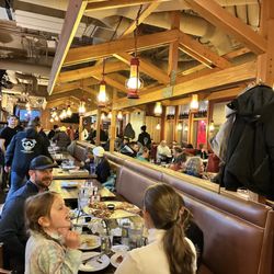 Base Camp Pizza - Dining room
