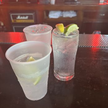 Cobra Lounge - vodka tonic and lemon & limes - Lounges Near Me - Chicago, Illinois