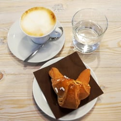 Bio.it - Cappuccio di soia (1.50 €), cornetto integrale ai frutti di bosco (1.20 €) e acqua offerta (miracolo)