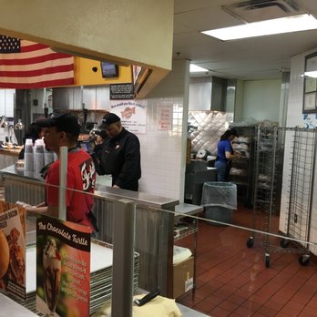 Fuddruckers - Wait line view - Burgers Near Me - Albuquerque, New Mexico