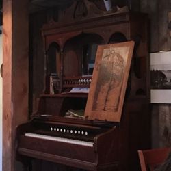 Old Saltery Pub - Piano in the bar next to our table