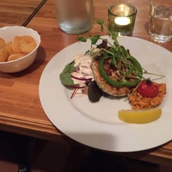 Bistro Aboard Esperanza - Lax- och krabburgare med romsås och potatis