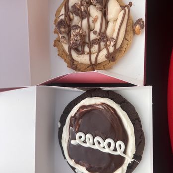 Crumbl - Towne Lake - Bakeries Near Me - Cypress, Texas
