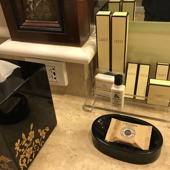 Shangri-La Hotel Sydney - Bathroom amenities - Hotels Near Me - Sydney, NSW