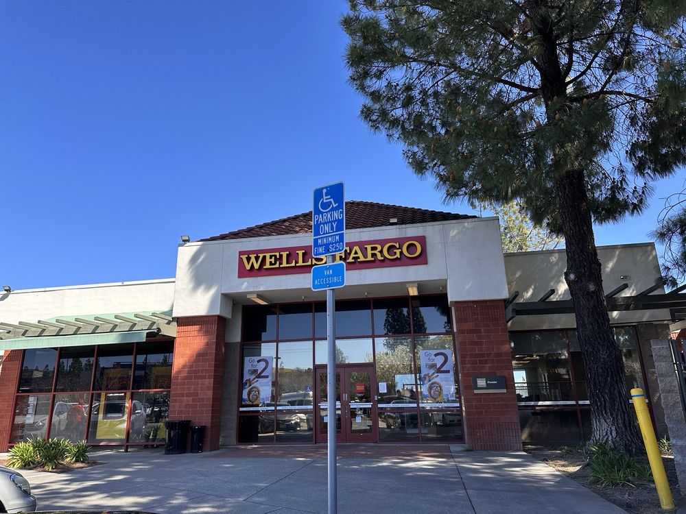 WELLS FARGO BANK Updated August 2024 15 Photos & 28 Reviews 120 Browns Valley Pkwy