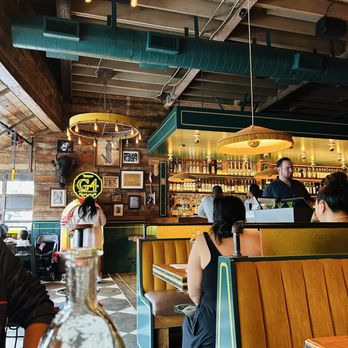 Daisy - Seating area - Cocktail Bars Near Me - Los Angeles, California