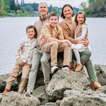 Katsanes Photography - Family sitting on rocks in Lake Oswego at Rogers Park. - Session Photography Near Me Katsanes Photography - Family sitting on rocks in Lake Oswego at Rogers Park. - Session Photography Near Me