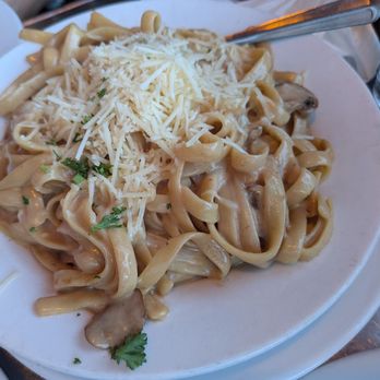 Chez Maman East - Fettuccine, creamy white wine sauce, mushrooms - French Near Me - San Francisco, California