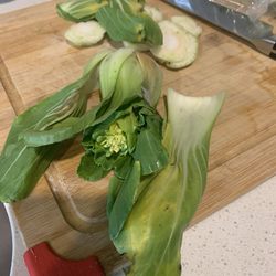 PapaWady Store - Bok Choi is old and turned brown in the middle.