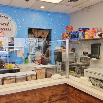 Sweet Creams - Inside the store - Ice Cream & Frozen Yogurt Near Me - Honolulu, Hawaii
