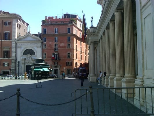 Piazza Colonna by null
