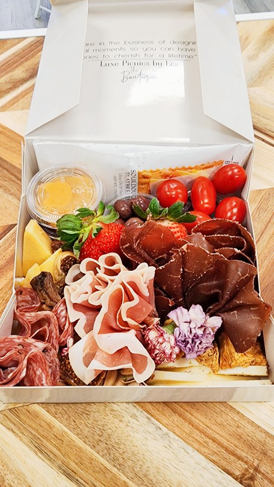 Luxe Picnics by Les The Boutique Logo