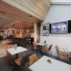 Lodewijk Mode Voor Mannen - Hier bevind u in de koffiehoek, mooi aangekleed met bar.