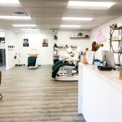 The Acne Spot - A glimpse of our open Facial Bar!
The Acne Spot has private treatment rooms for Acne Services; but our Facial Bar offers express services!