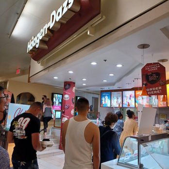 Häagen-Dazs - Long line, 1 worker - Desserts Near Me - Honolulu, Hawaii Häagen-Dazs - Long line, 1 worker - Desserts Near Me - Honolulu, Hawaii