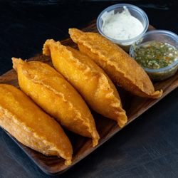 Nuestras empanadas colombianas, preparadas con masa de maíz y relleno tradicional.