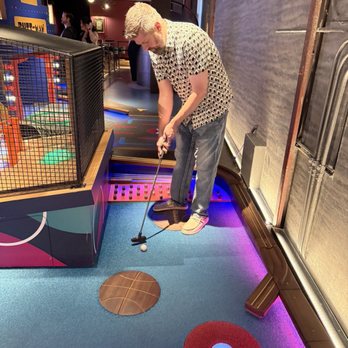 Puttshack - Denver - Mini Golf Near Me - Denver, Colorado