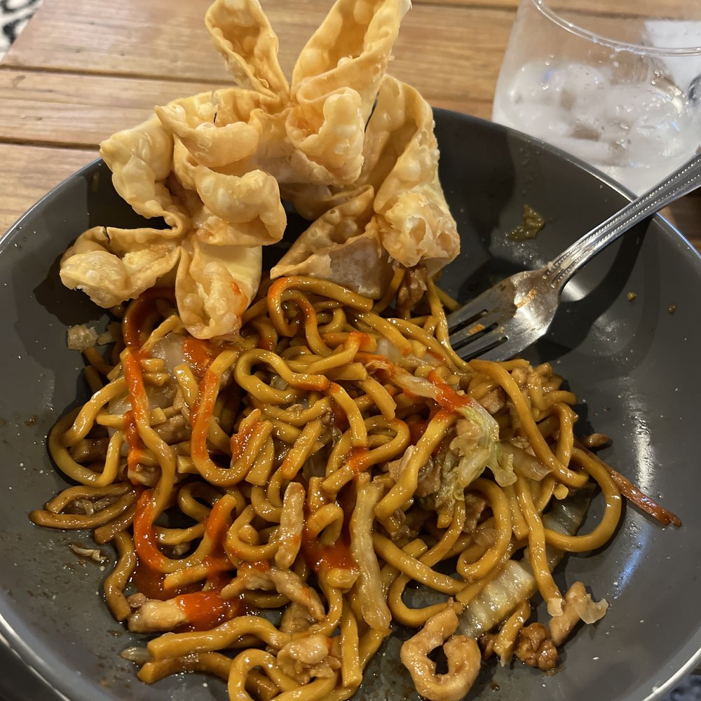 Chicken lo mein pretty sure they forgot the chicken Chicken lo mein pretty sure they forgot the chicken