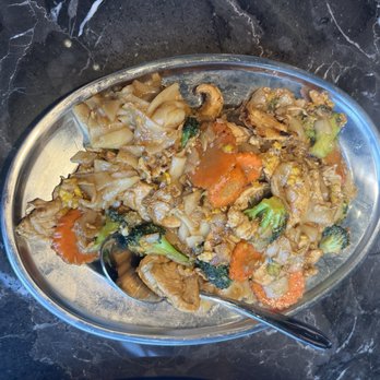 Isarn Thai Soul Kitchen - Pad see ew w chicken - Thai Near Me - Seattle, Washington
