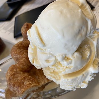 Fenton's Creamery - Apple pie ala mode: Stale crust, very disappointing - Ice Cream & Frozen Yogurt Near Me - Vacaville, California