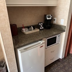 "DELUXE 2 QUEEN - HOMESTEAD" fridge AND microwave. Very rare!