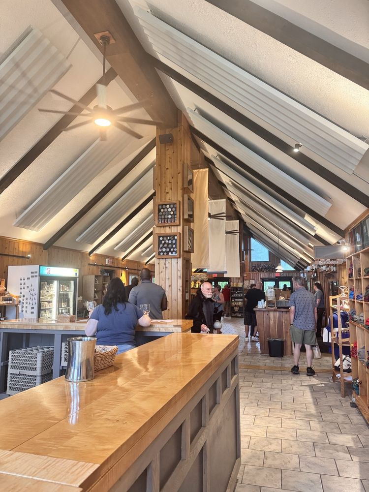 Lakewood Vineyards Logo