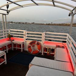 Paddle Pub Marina Del Rey - Spacious seating area