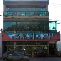 Estacionamento grátis e com manobrista.