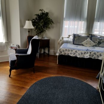 Pensacola Victorian - Day bed and sitting area - Bed & Breakfast Near Me - Pensacola, Florida Pensacola Victorian - Day bed and sitting area - Bed & Breakfast Near Me - Pensacola, Florida