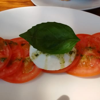 Palets - Ensalada de tomate y mozzarella con pesto - Tapas Bars Near Me - Barcelona, B Palets - Ensalada de tomate y mozzarella con pesto - Tapas Bars Near Me - Barcelona, B