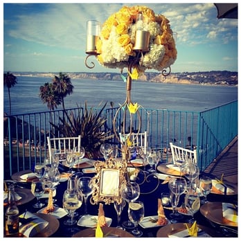 Art Quest Flowers - centerpiece - Florists Near Me - San Diego, California