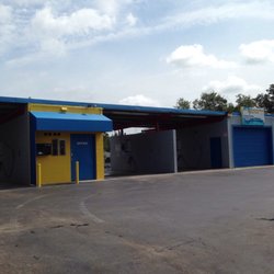 Deltona Car Wash - Office with 2 wash bays on each side