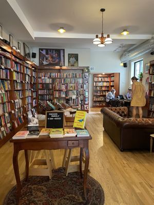 Liz's Book Bar by null