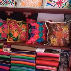 Art & Brend - Coloridos cojines oaxaqueños