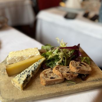 Au Pied de Cochon - Cheese Assortment (~€11) - Seafood Near Me - Paris, 75 Au Pied de Cochon - Cheese Assortment (~€11) - Seafood Near Me - Paris, 75