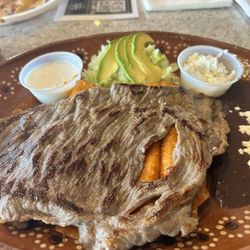 Sabor De Acayucan - Enchiladas de Queso con carne cecina, frijoles negros, lechuga, aguacate, y crema