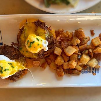 Fig Tree Cafe - Carnitas eggs Benedict - Sandwiches Near Me - Pacific Beach, California
