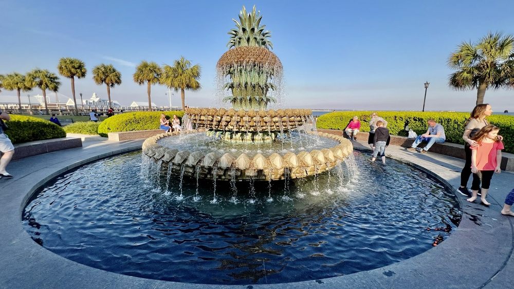 PINEAPPLE FOUNTAIN AT WATERFRONT PARK Updated September 2024 337
