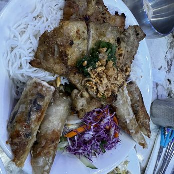 Pho 37 - Combo lemon grass chicken and spring rolls over vermicelli - Vietnamese Near Me - Richmond, British Columbia Pho 37 - Combo lemon grass chicken and spring rolls over vermicelli - Vietnamese Near Me - Richmond, British Columbia