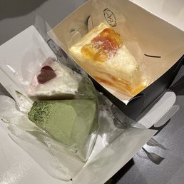These reviews are def paid. took a bite of each and couldn't eat it no more. cake price is too high and not worth it
