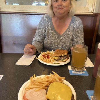 Quatman Cafe - Great cheeseburger, fries, and a cold draft - Burgers Near Me - Norwood, Ohio Quatman Cafe - Great cheeseburger, fries, and a cold draft - Burgers Near Me - Norwood, Ohio