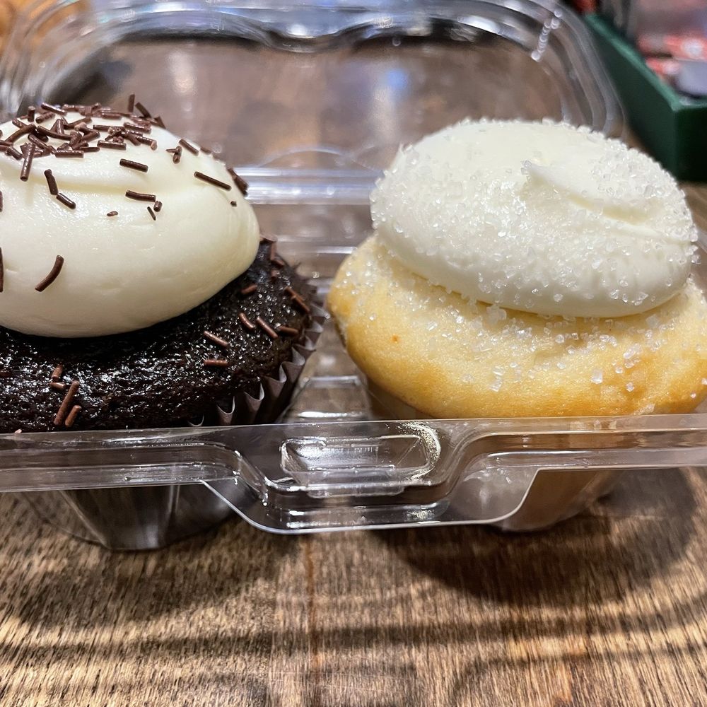 Chocolate and white cupcake samples. To be continued... Chocolate and white cupcake samples. To be continued...