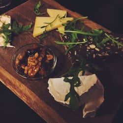 Sisko Café & Pizzaria - Cheeseboard with figs and walnuts