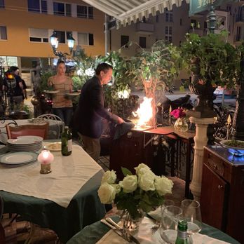 Restaurant Napoli - Gerardo cooking table side - Italian Near Me - Zürich, ZH